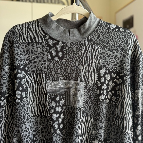 Animal Print Sweater in Black and Gray Size XL - Picture 4 of 5
